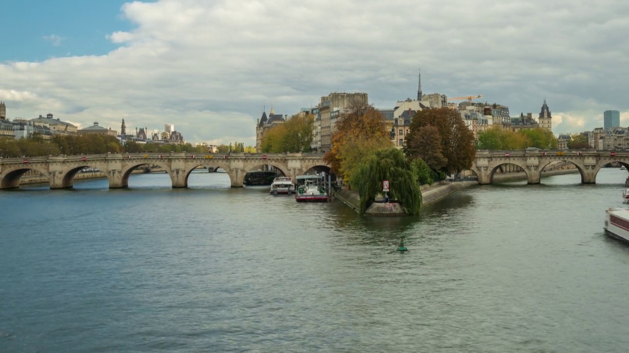 白天的巴黎塞纳河上的cite Ile和Pont Neuf桥- 4k延时(缩小)视频素材