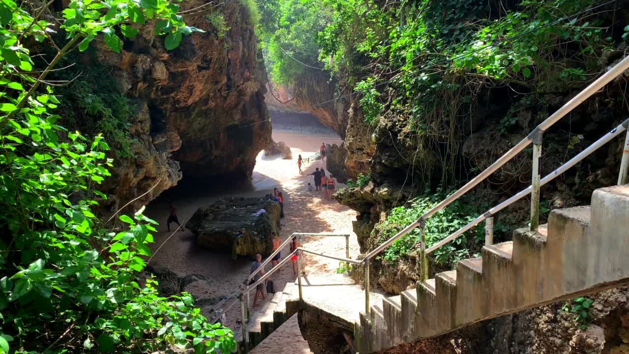 通往Uluwatu洞穴的台阶是冲浪者到达巴厘岛标志性海浪的必经之路视频素材