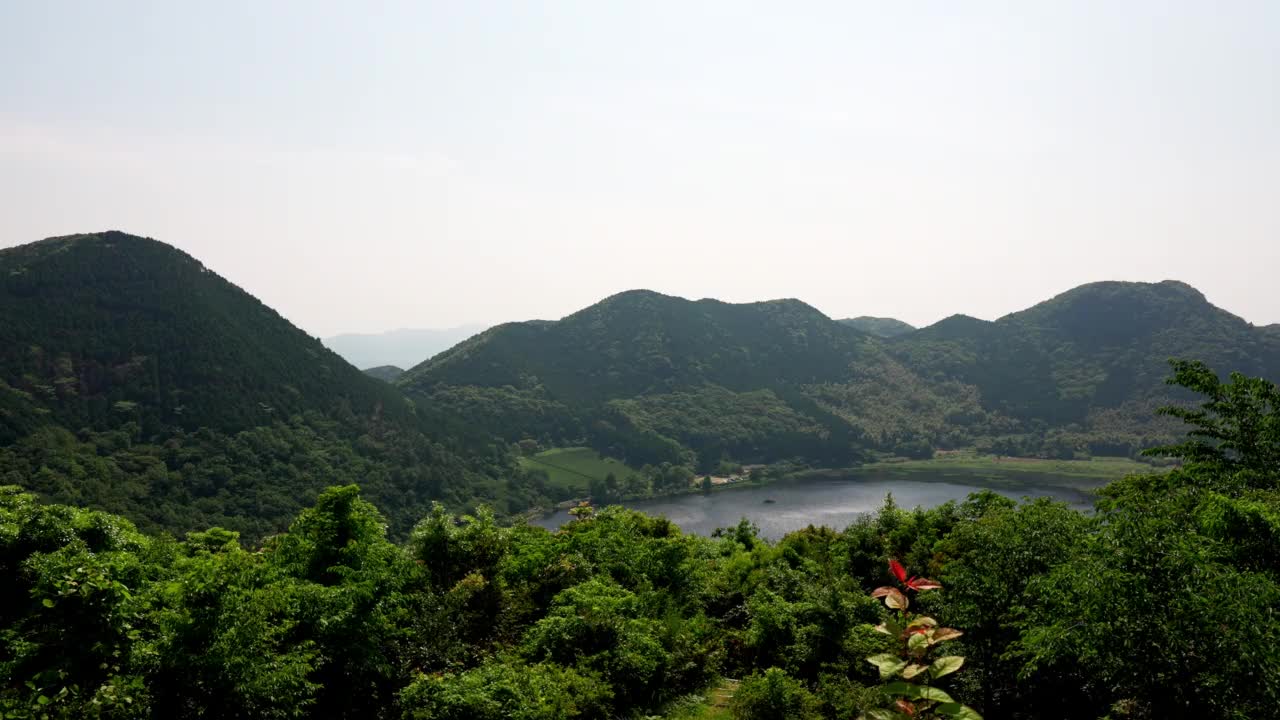 从山顶上俯瞰伊木田池的自然风光视频素材