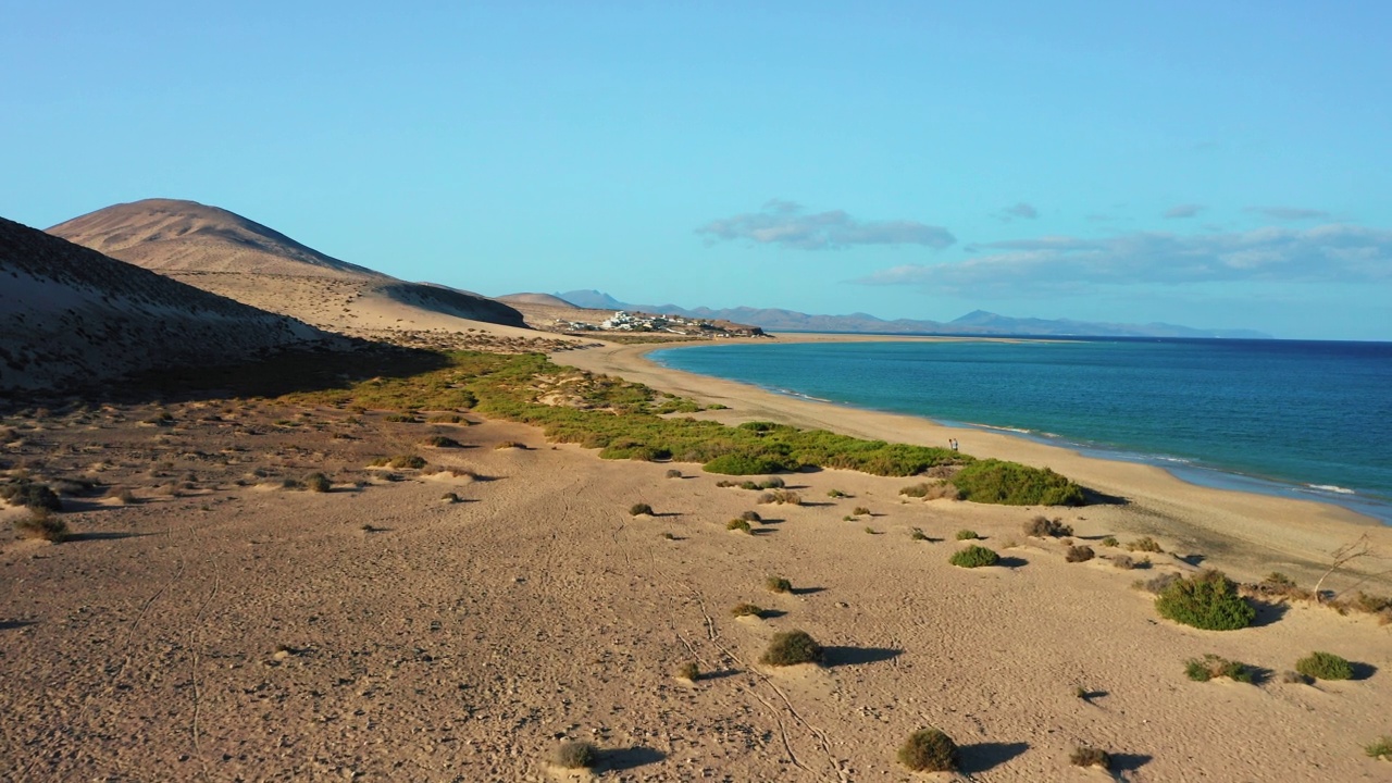 Playa Sotavento靠近度假小镇Costa Calma。美丽的蓝绿色海洋和浅水海滩的白沙。旅游国际水上运动赛事。天线。Fuerteventura,加那利群岛。视频素材