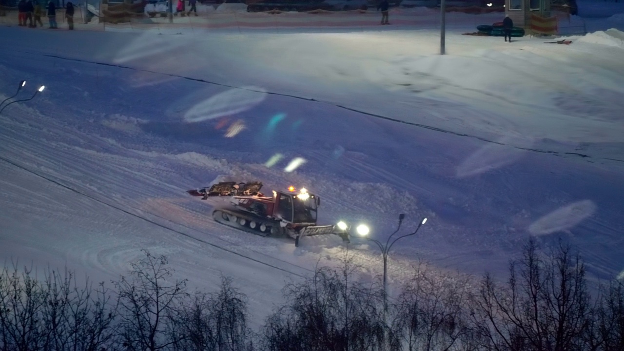 在山坡上，雪地车为滑雪者准备下山视频素材