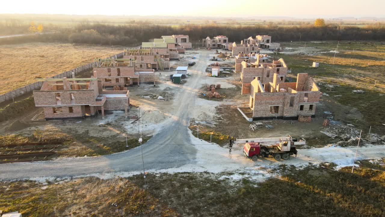 在乡郊地区的工业建筑用地，正在兴建住宅，供日后出售或出租。房地产开发的概念视频素材