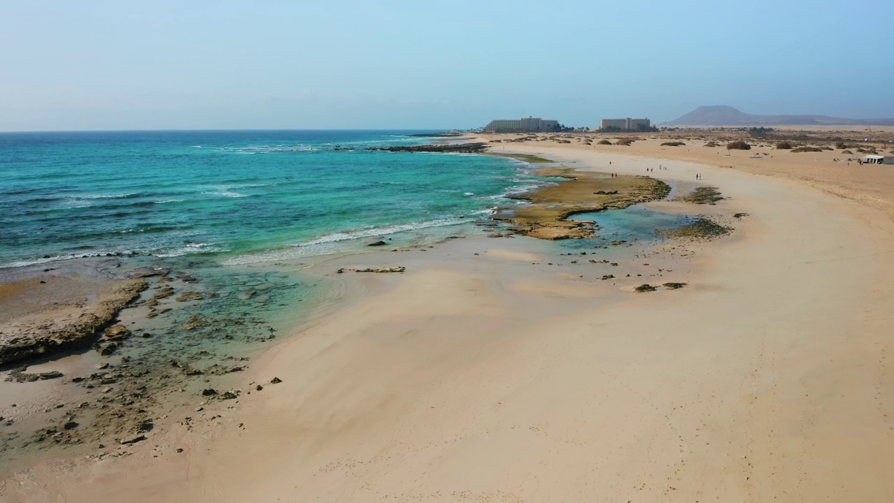 大盐湖Corralejo。美丽的碧蓝海水和白沙。透明波。旅游胜地。旅游目的地。鸟瞰大海滩国家公园，富埃特文图拉，加那利群岛。视频素材