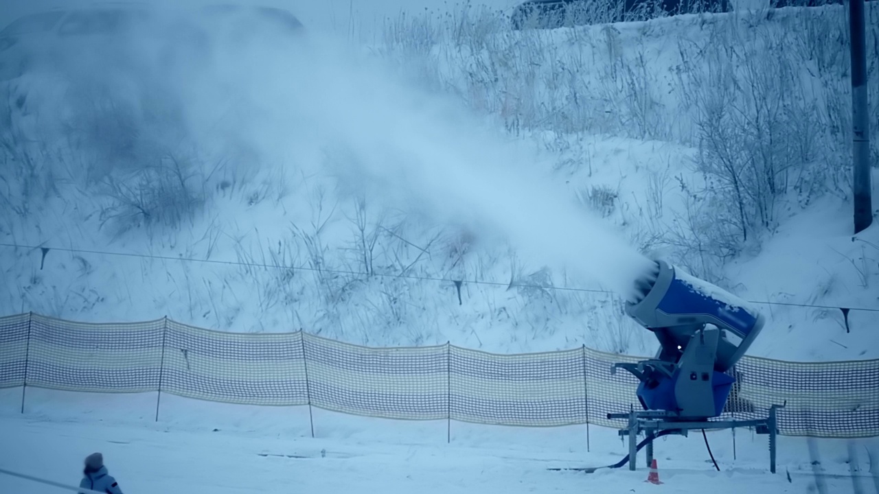 雪炮在山坡上喷雪，看起来就像一场暴风雪视频素材