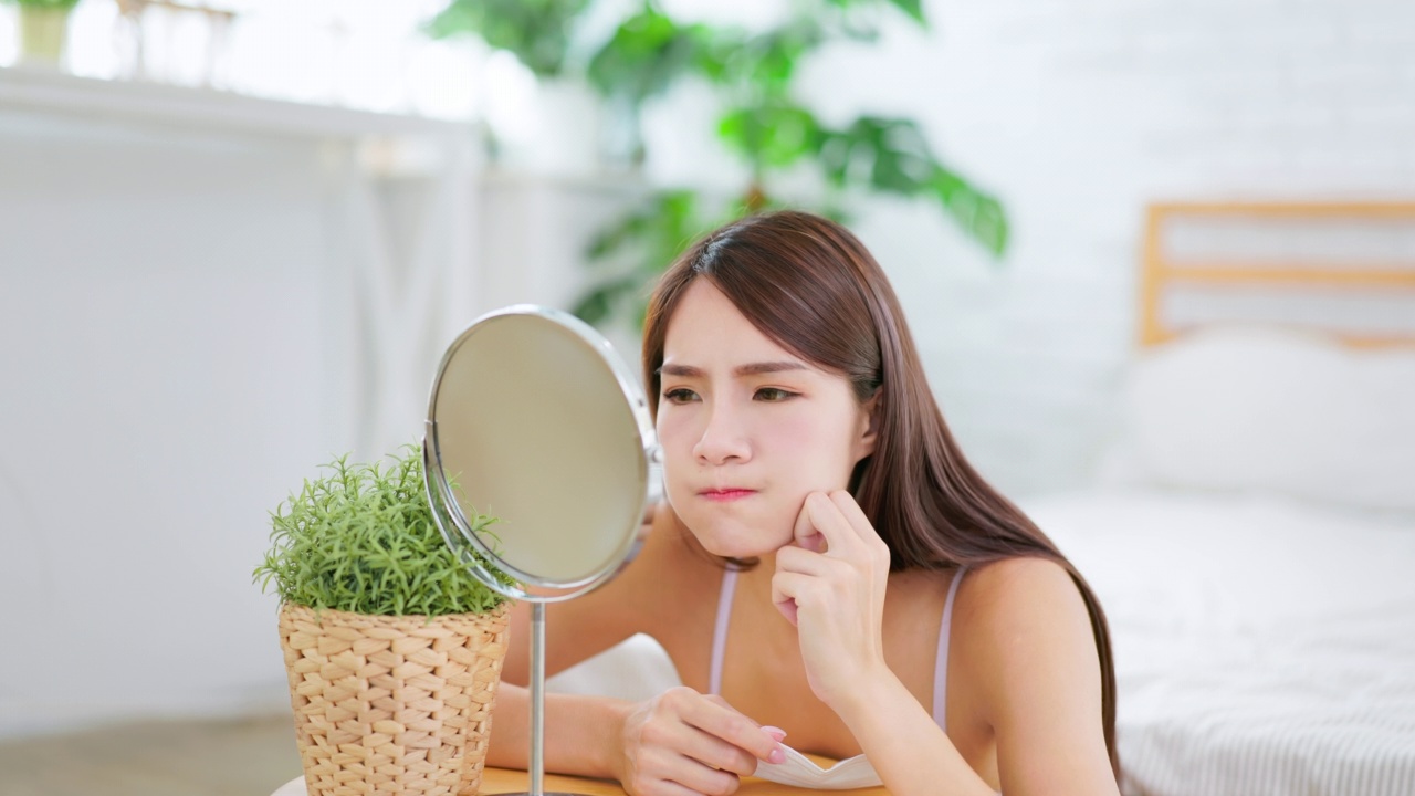 亚洲女孩摘下面具视频素材