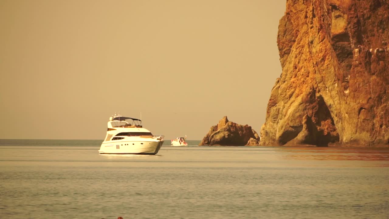 平静海面上的空中游艇。豪华邮轮旅行。从上面看，白色的船在深蓝色的水。航拍的富有的游艇航行在海上。在豪华船上的夏季之旅视频素材