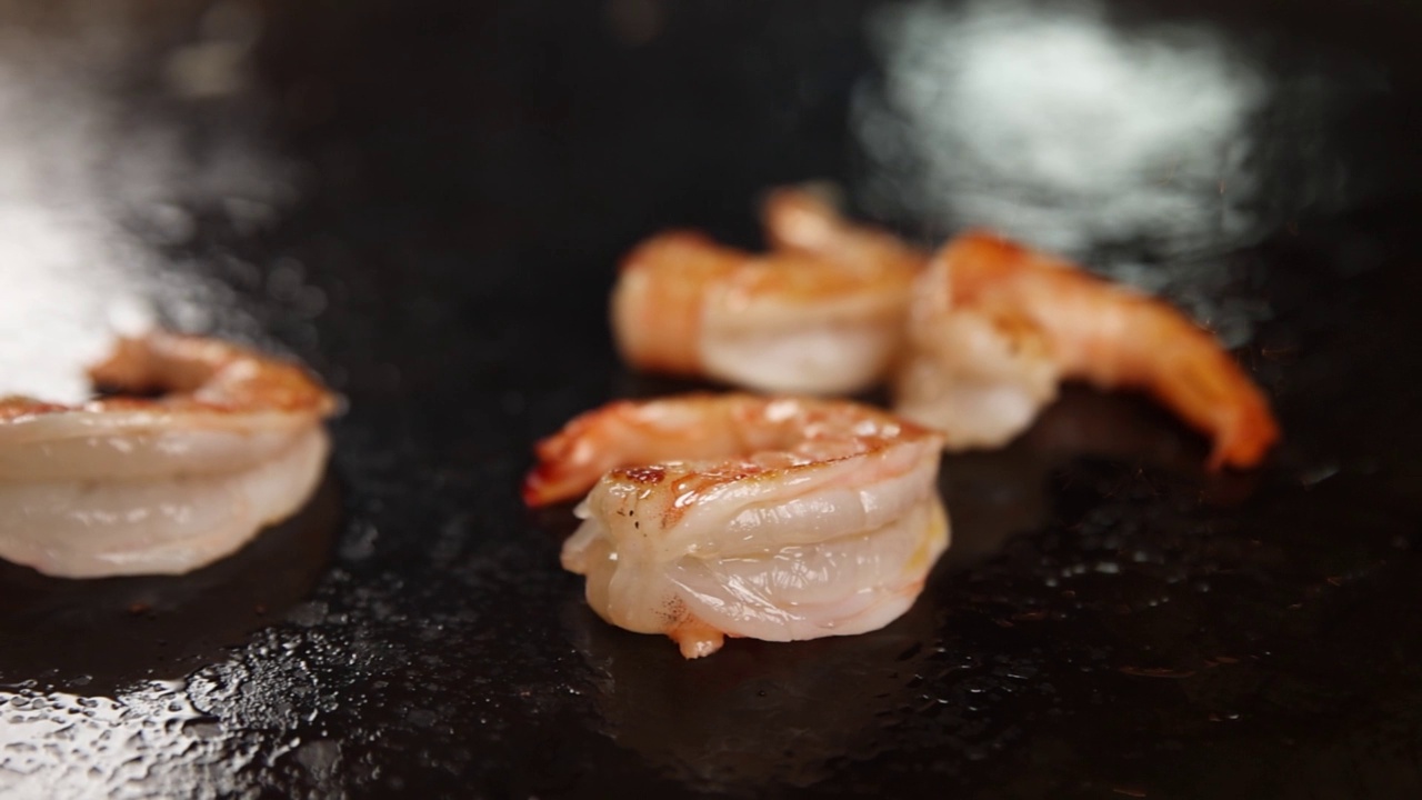 日本餐厅里的海鲜蔬菜米饭视频素材