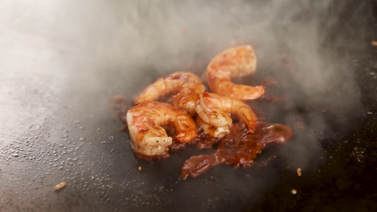 日本餐厅里的海鲜蔬菜米饭视频素材