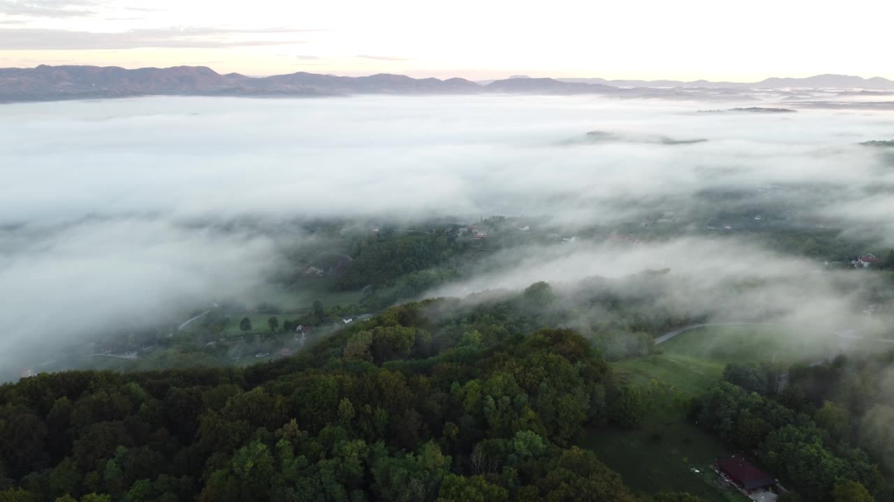 晨云在山区移动视频素材