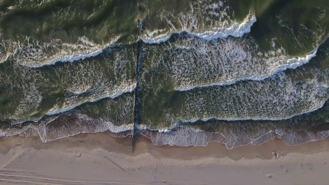 海岸边有海浪和沙滩，俯视图视频素材