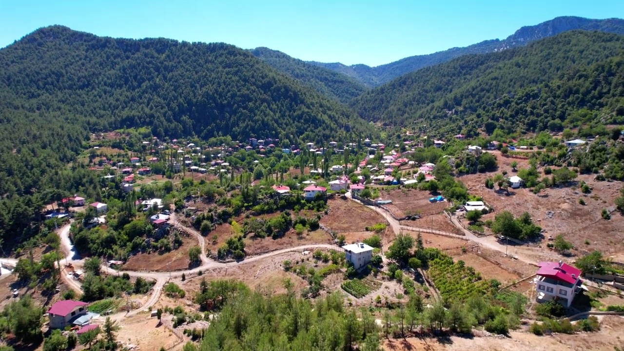 鸟瞰土耳其地中海地区的小村庄，有山有树。视频下载