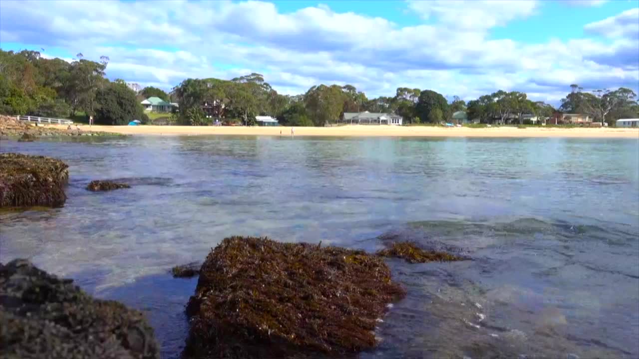 海浪冲刷着岩石视频下载