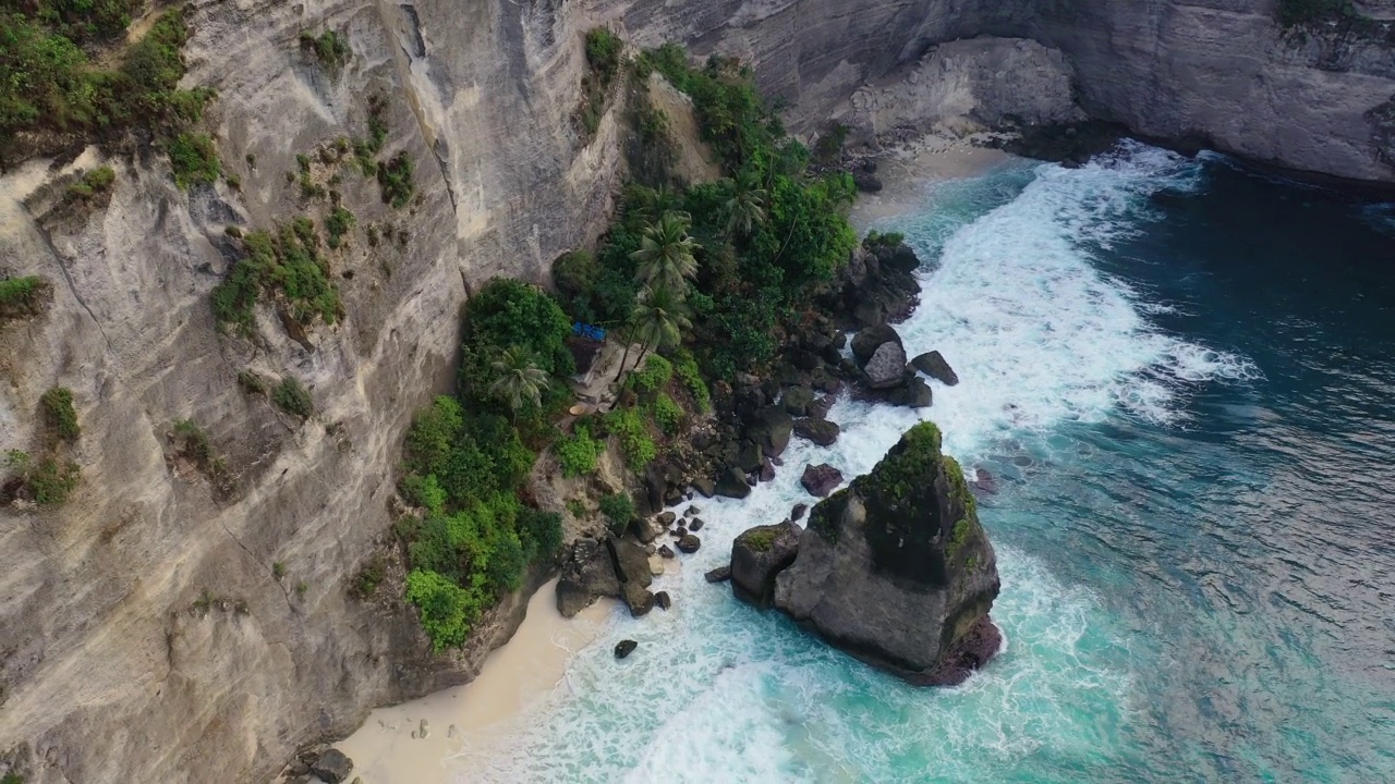 巴厘岛努沙佩尼达的钻石海滩。空中无人机视频视频素材