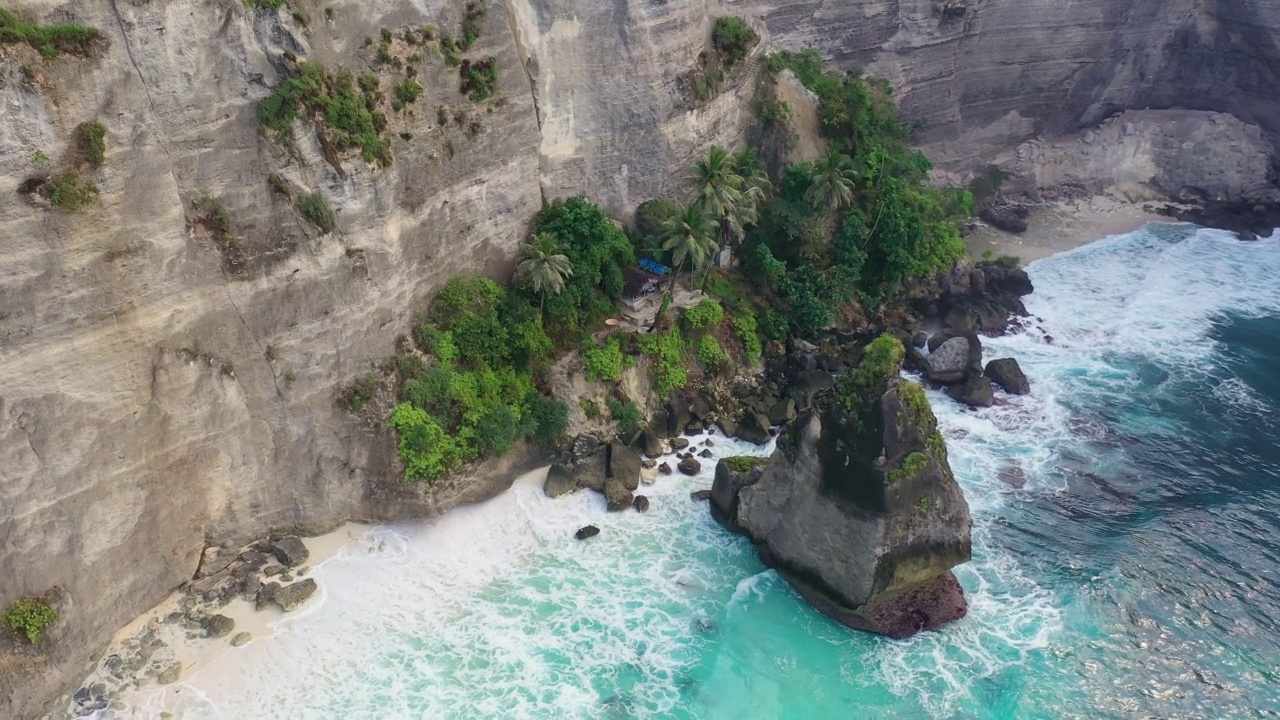 巴厘岛努沙佩尼达的钻石海滩。空中无人机视频视频素材