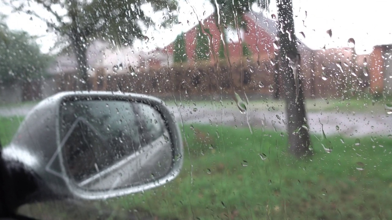 天气不好，下雨天，雨水落在汽车侧镜上，在路上拍戏，在街上下雨视频下载