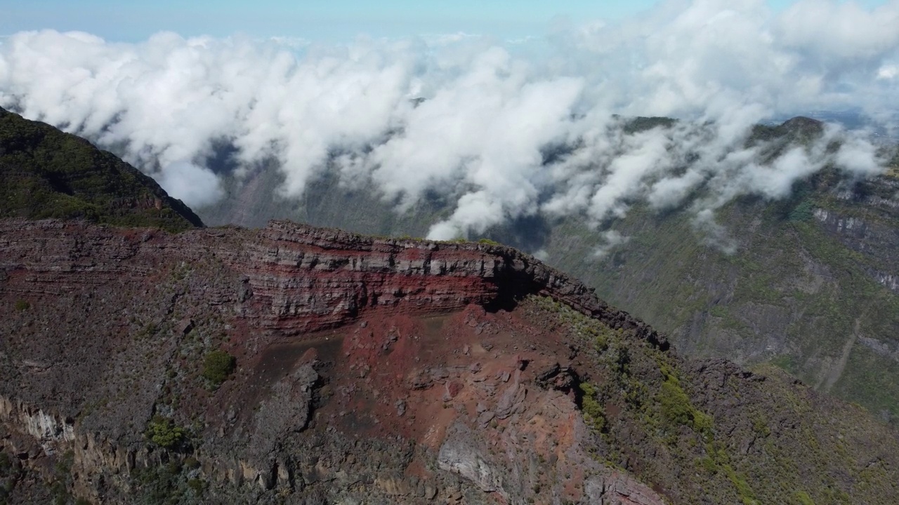 留尼汪岛上的皮顿内格斯火山视频素材