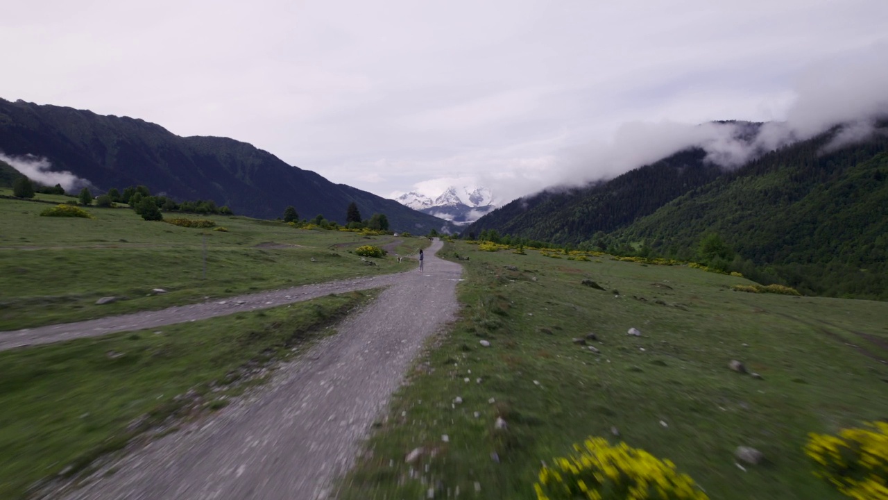 通往Mazeri村的道路鸟瞰图视频素材