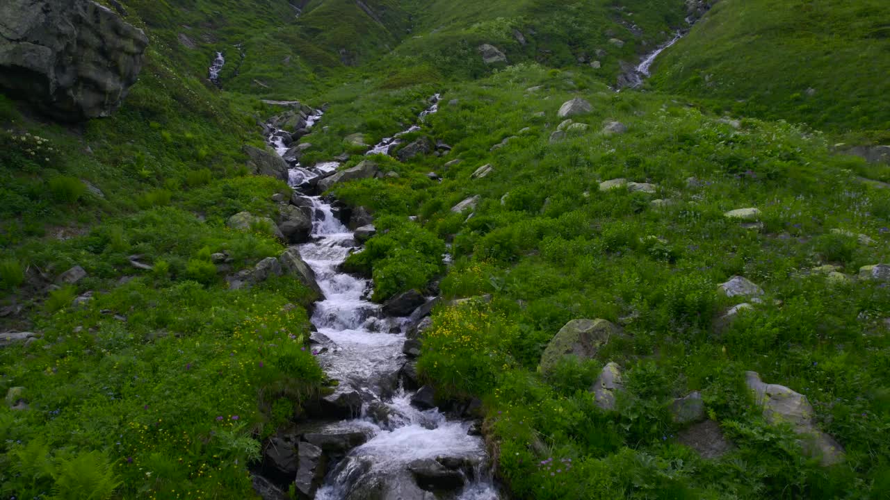 乌兹罗湖徒步旅行的瀑布和山脉的空中景观视频素材