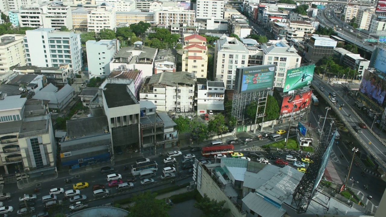 鸟瞰曼谷的城市景观和交通繁忙的道路堵塞视频素材