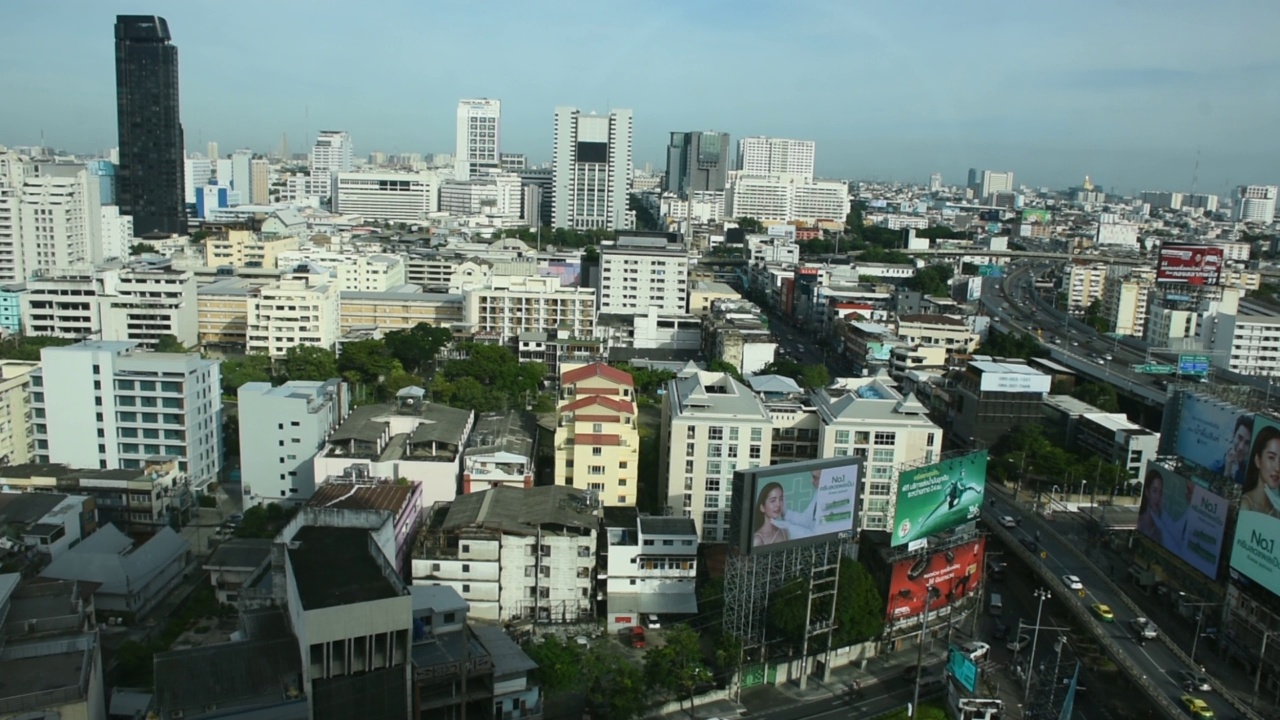 鸟瞰曼谷的城市景观和交通繁忙的道路堵塞视频素材