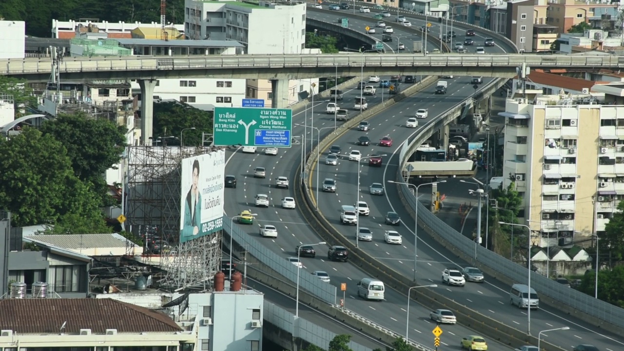 鸟瞰曼谷的城市景观和交通繁忙的道路堵塞视频素材