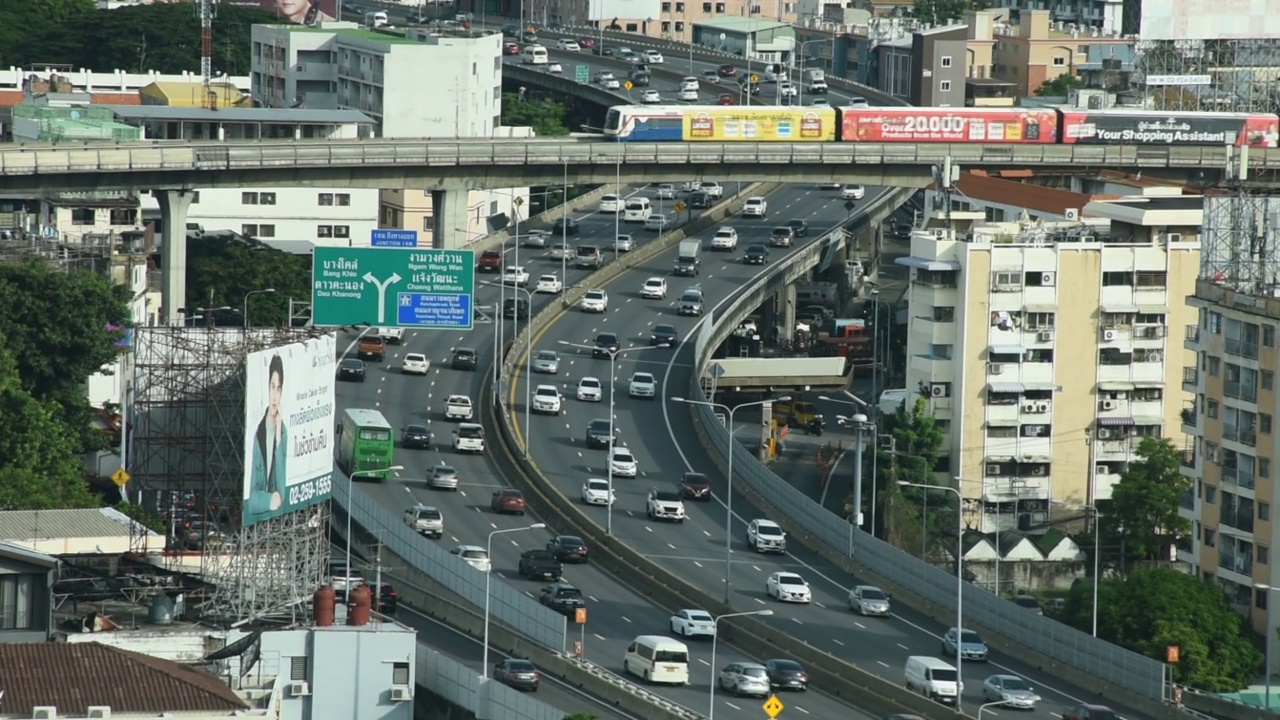 鸟瞰曼谷的城市景观和交通繁忙的道路堵塞视频素材