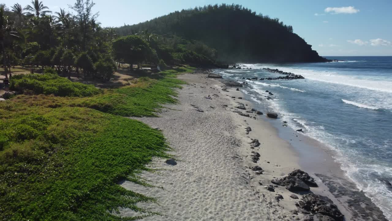 留尼旺岛的格兰德昂斯岬海滩视频素材