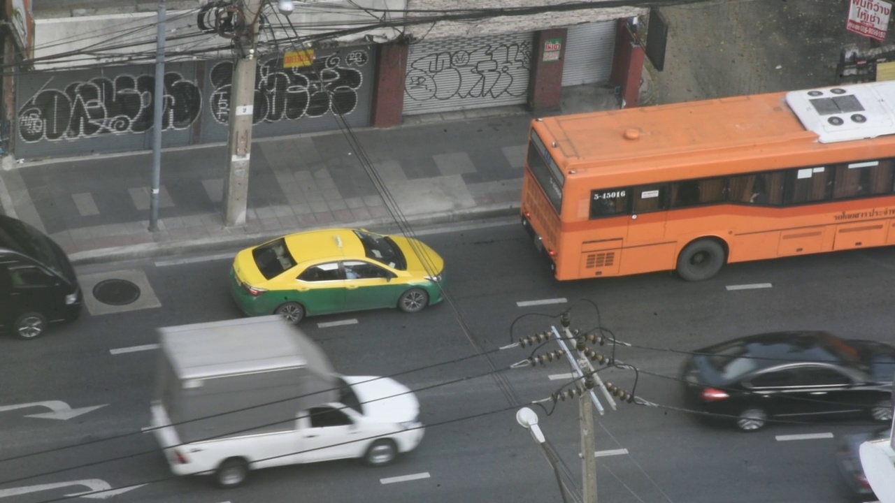 鸟瞰曼谷的城市景观和交通繁忙的道路堵塞视频素材