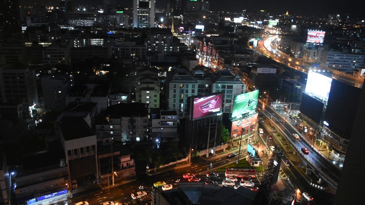 在泰国曼谷，夜间下雨的时候，建筑塔和交通道路视频素材