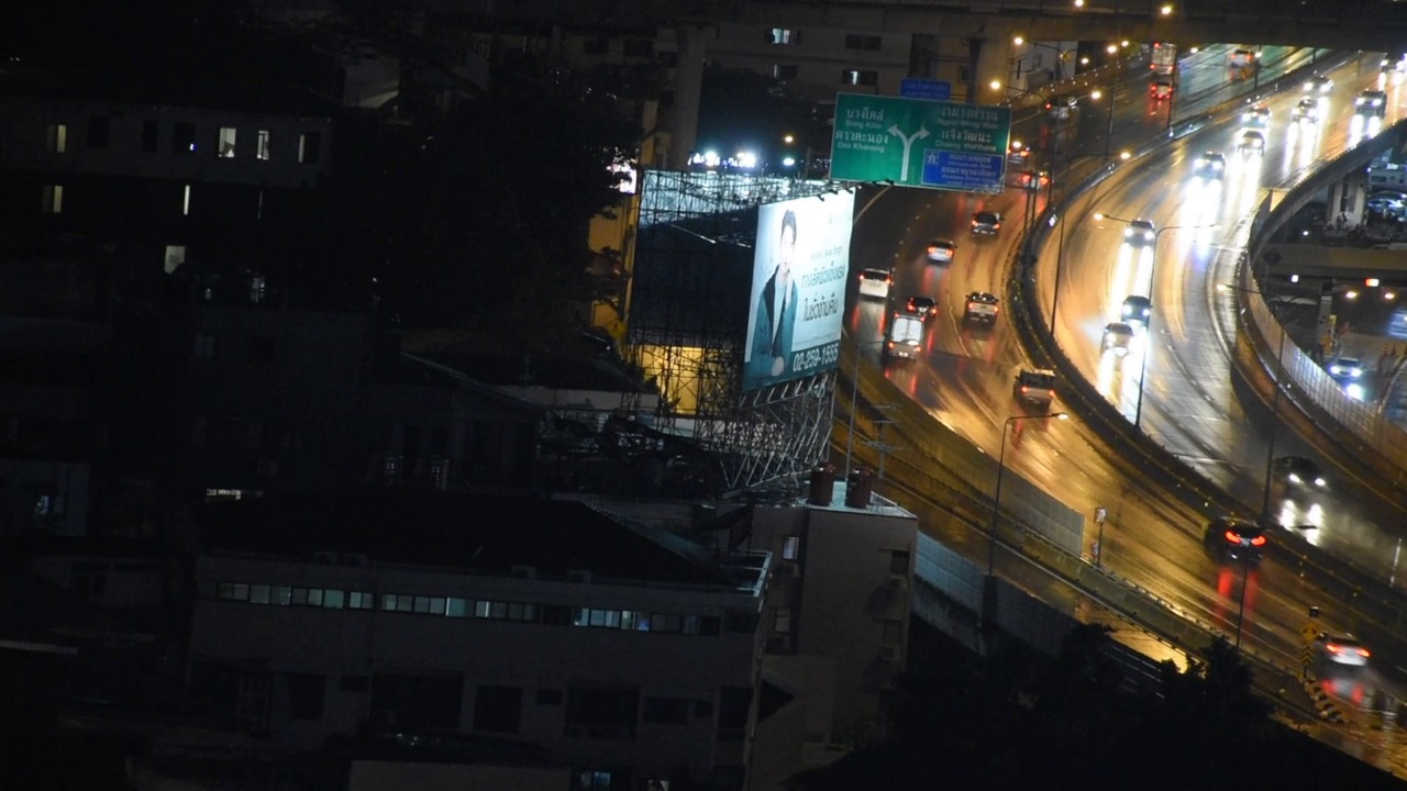 在泰国曼谷，夜间下雨的时候，建筑塔和交通道路视频素材