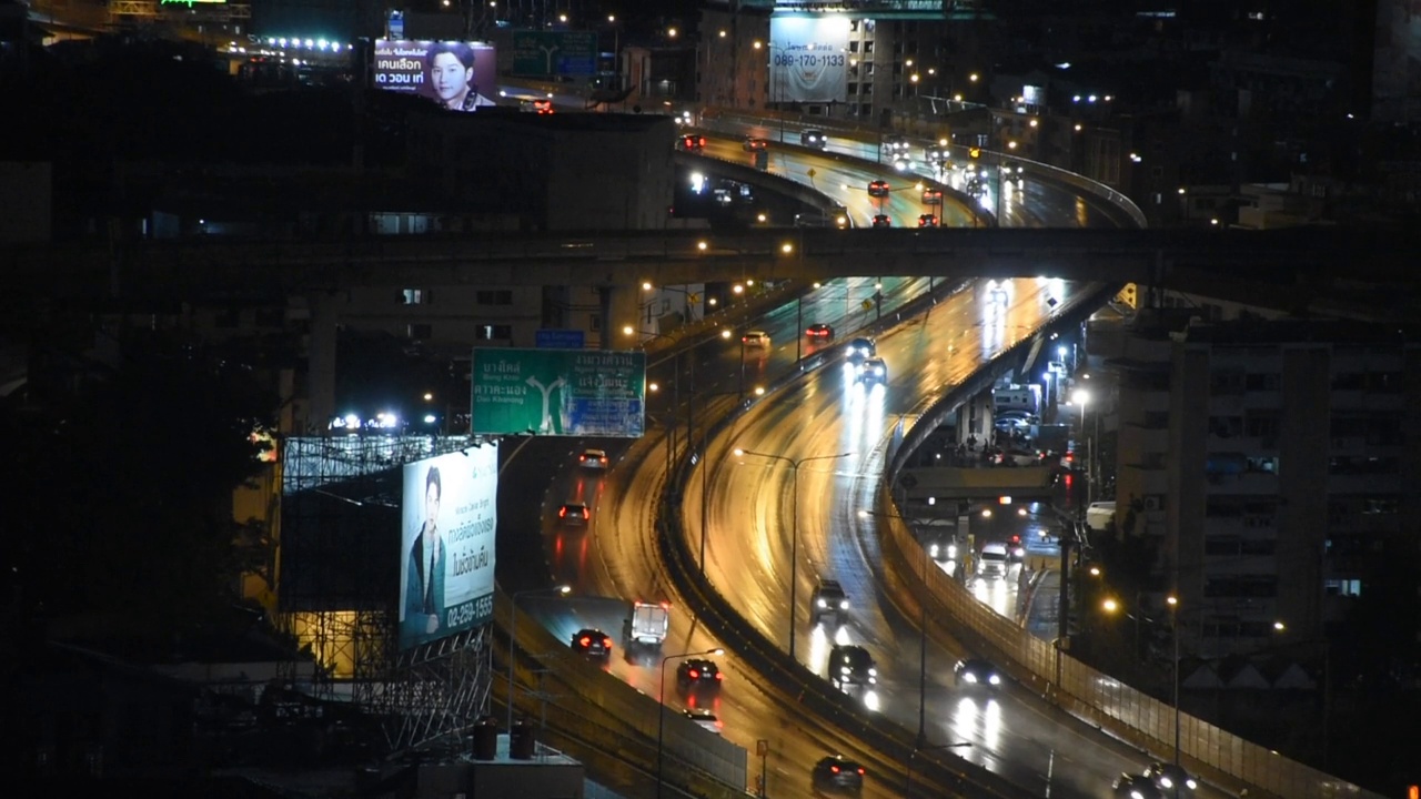 在泰国曼谷，夜间下雨的时候，建筑塔和交通道路视频素材