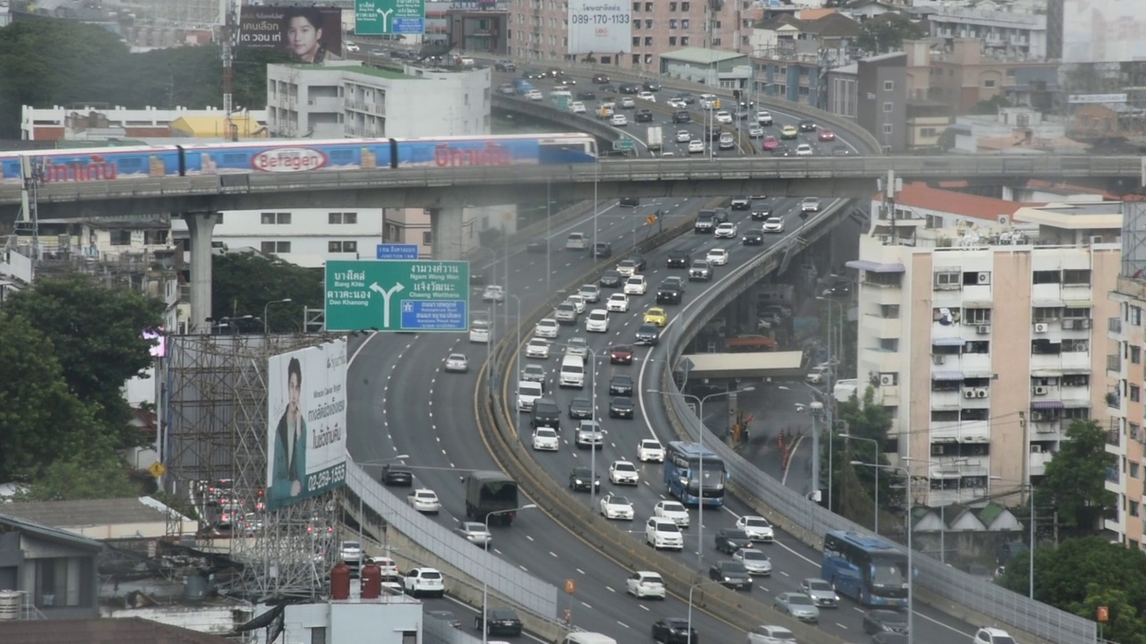 泰国曼谷交通路上BTS轻轨上的景观城市景观建筑视频素材