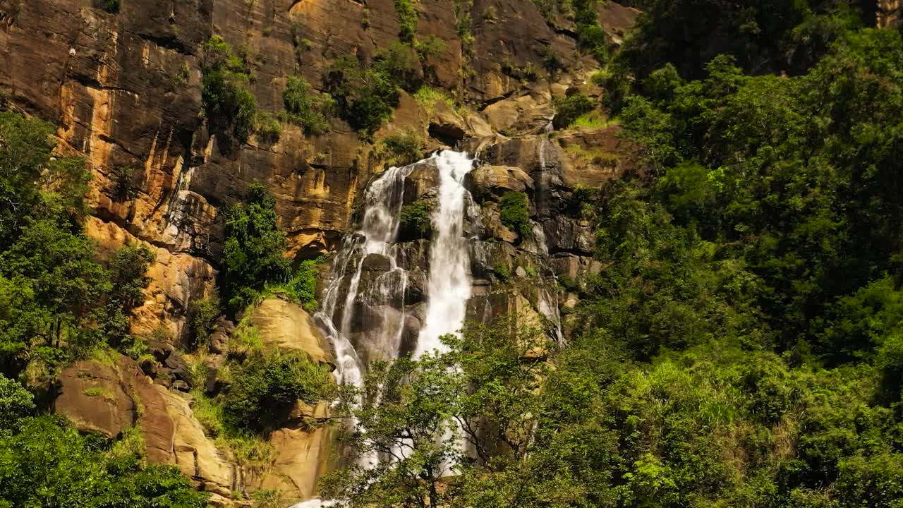 被丛林包围的高山峡谷中的热带瀑布。视频素材