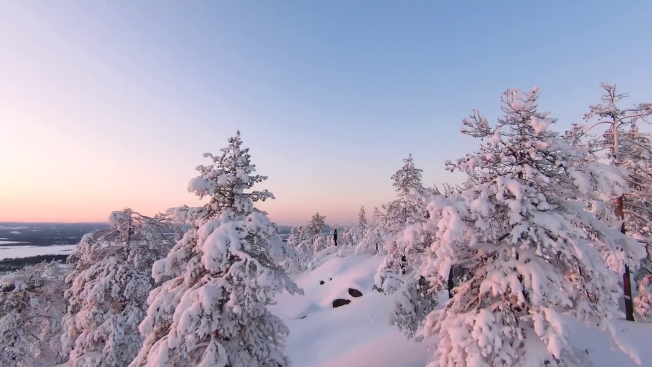 芬兰拉普兰Aavasaksa的积雪森林的航拍fpv视图。视频素材