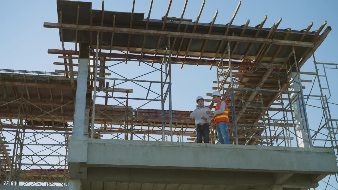 工程师和建筑师讨论检查建筑工程视频素材