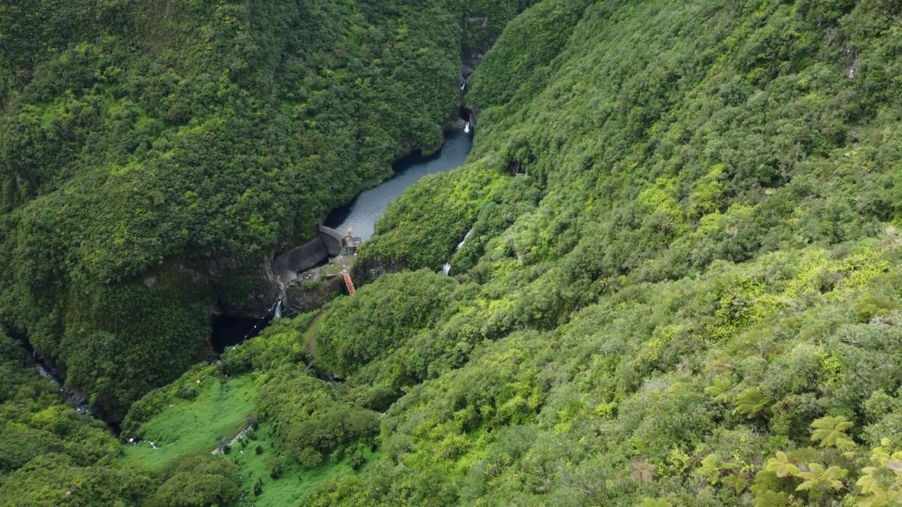 留尼旺岛上的Takamaka 1号大坝视频素材