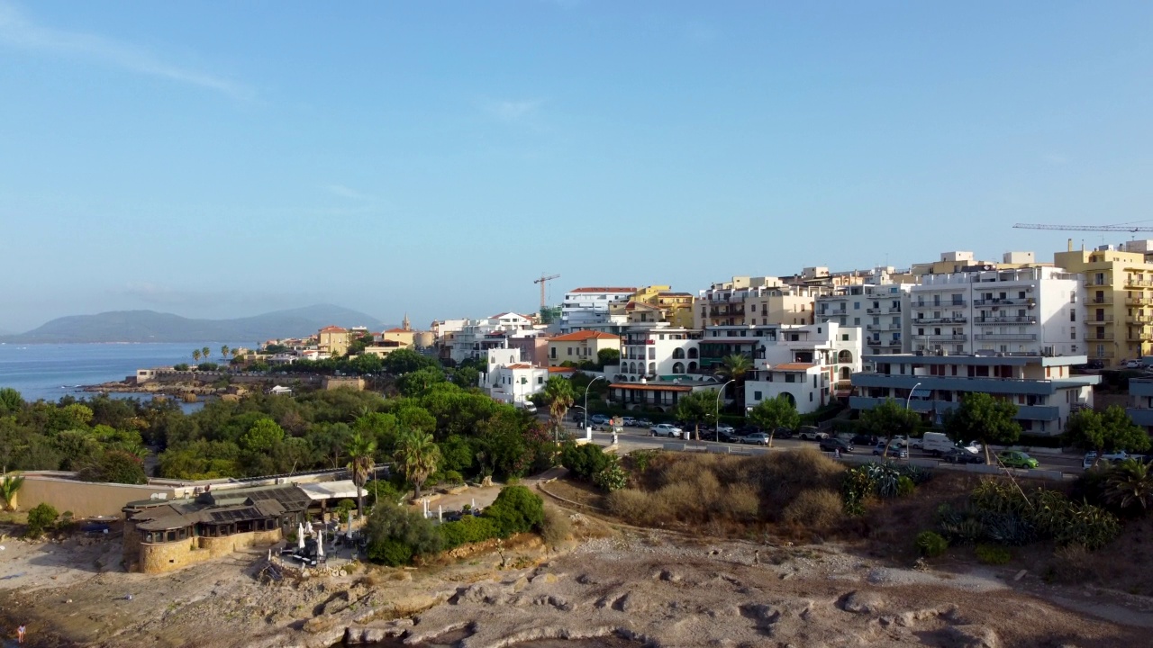 撒丁岛，阿尔盖罗日光鸟瞰图视频下载
