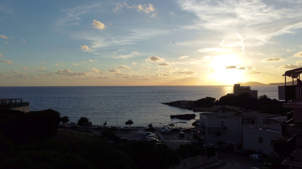 撒丁岛，阿尔盖罗的日落鸟瞰图视频下载
