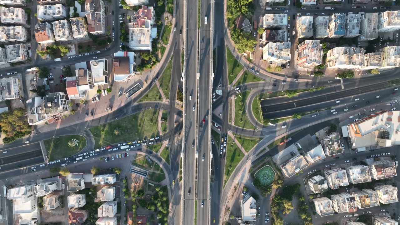 立交桥和道路交叉口鸟瞰图视频素材