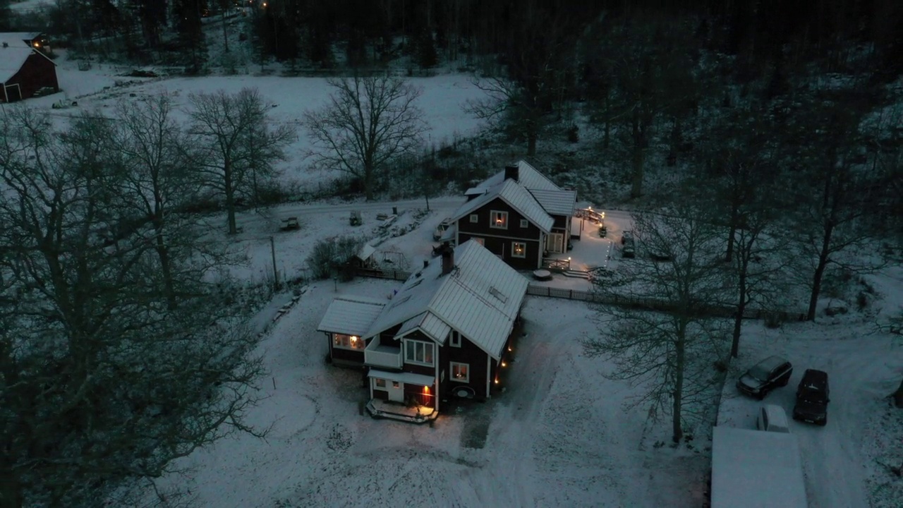 黄昏时的乡村房屋和白雪覆盖的田野视频素材