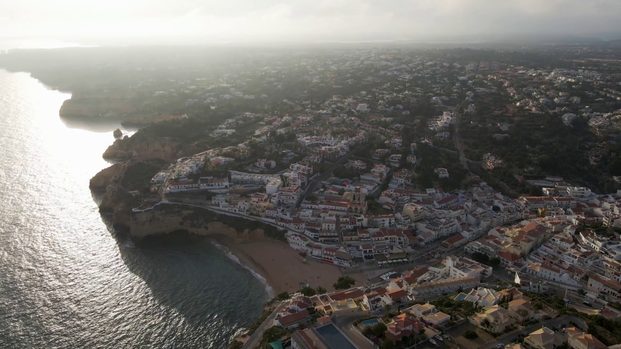 Carvoeiro, Algarve地区，葡萄牙的鸟瞰图。视频素材