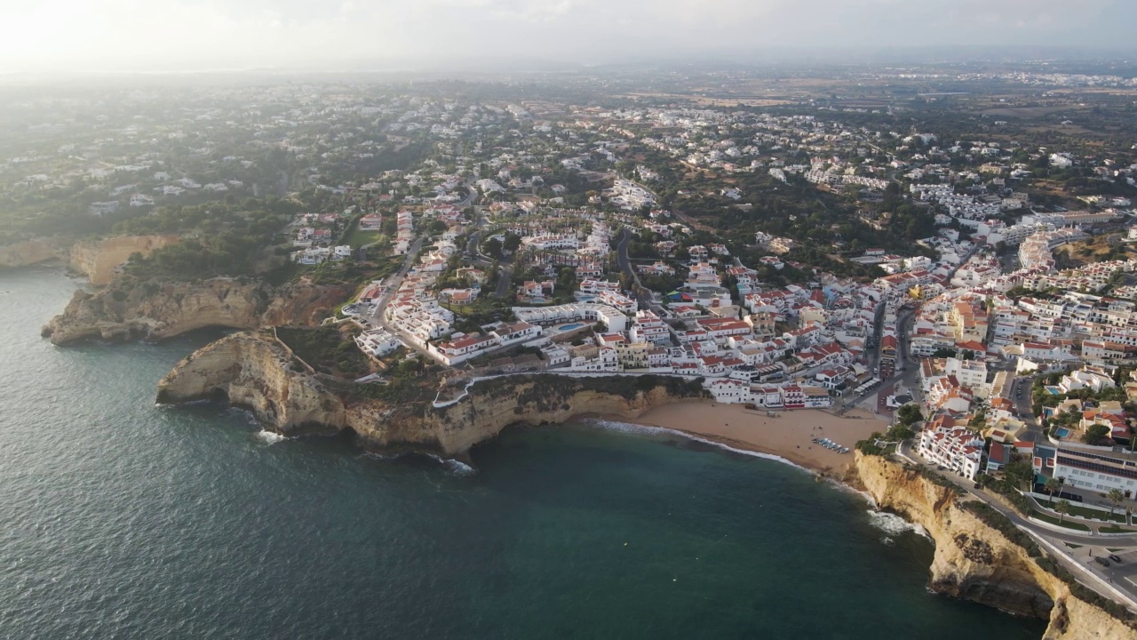 Carvoeiro, Algarve地区，葡萄牙的鸟瞰图。视频素材