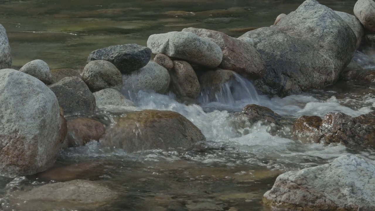 山谷中流水的风景/江原道，韩国视频素材