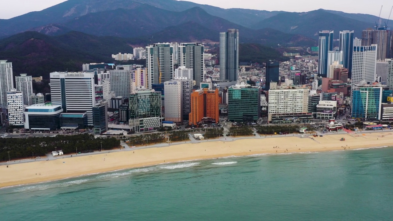 韩国釜山海云台区海云台海滩附近的闹市区视频素材