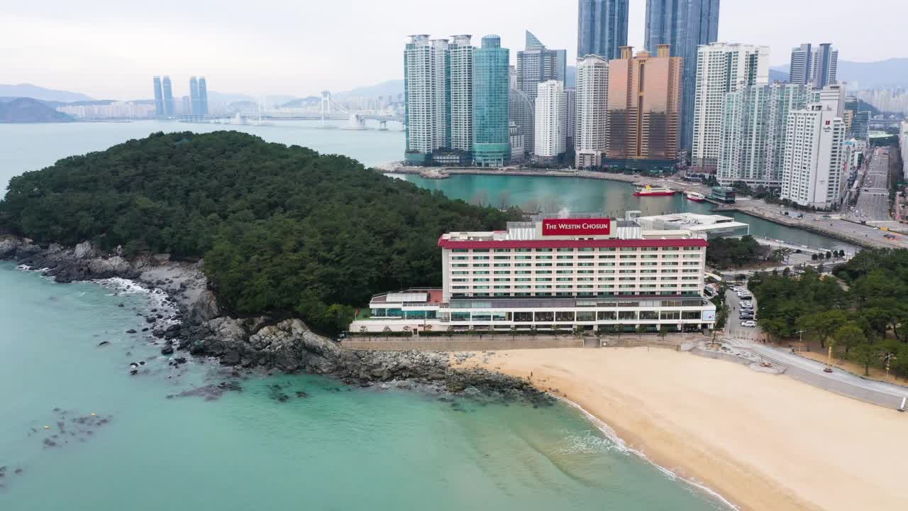 东白石岛海云台海滩-韩国釜山海云台区附近海滨城市市中心的摩天大楼视频素材