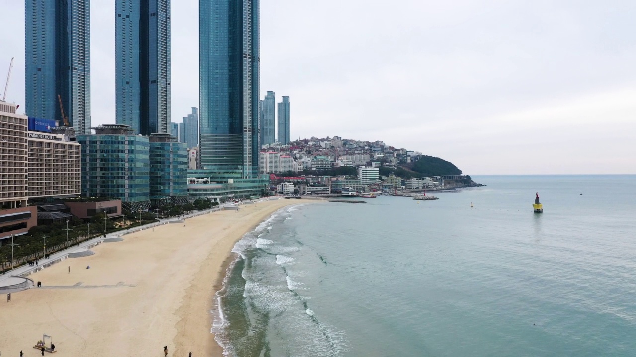 海云台海滩，Dalmaji山-海云台LCT附近的摩天大楼/海云台区，釜山，韩国视频素材