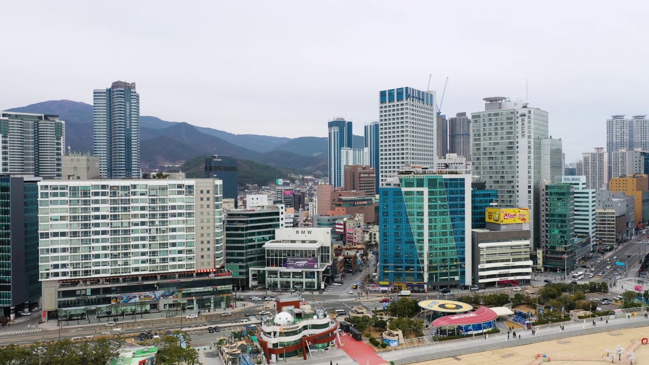 韩国釜山海云台区海云台海滩附近市中心的摩天大楼视频素材