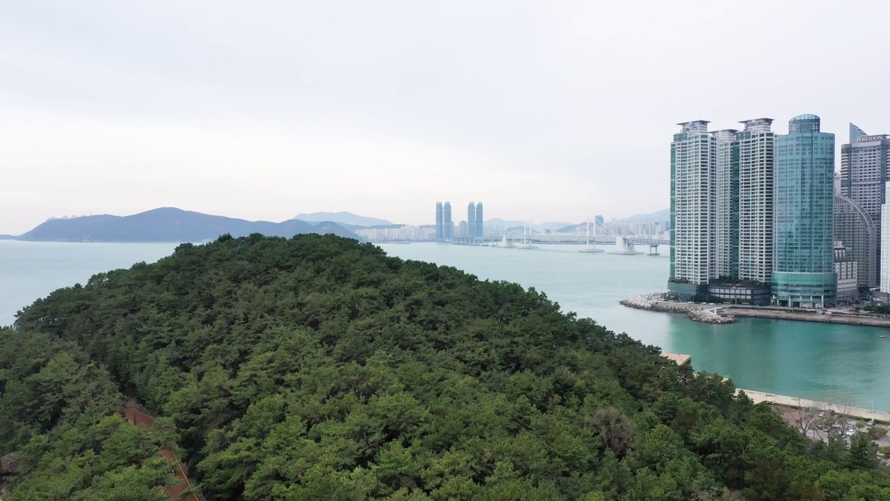 东白石岛海云台海滩-韩国釜山海云台区附近海滨城市市中心的摩天大楼视频素材