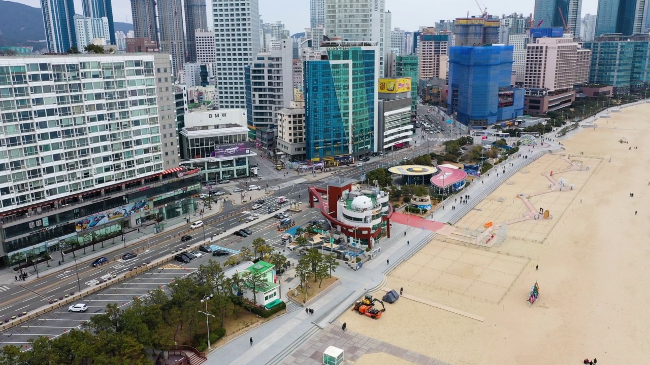 韩国釜山海云台区海云台海滩附近市中心的摩天大楼视频素材