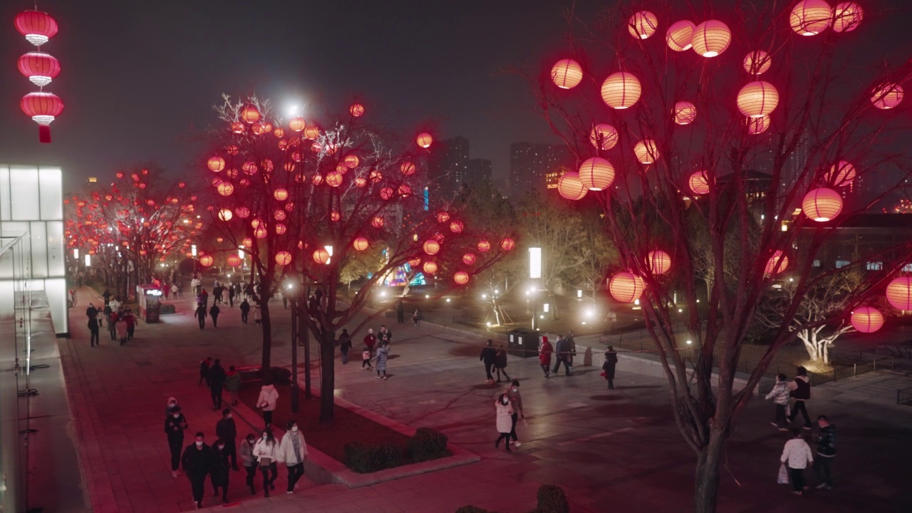 中国传统的街道夜景装饰着大红灯笼视频素材